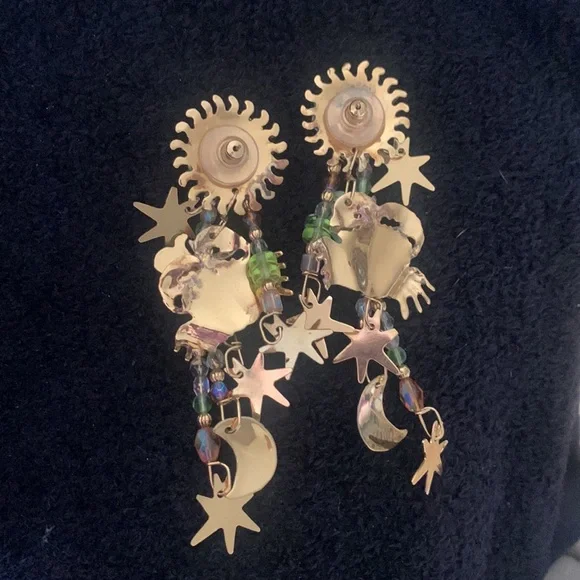 ♋️Cancer 🦀 “Lunch at the Ritz” horoscope earrings - Picture 3 of 4